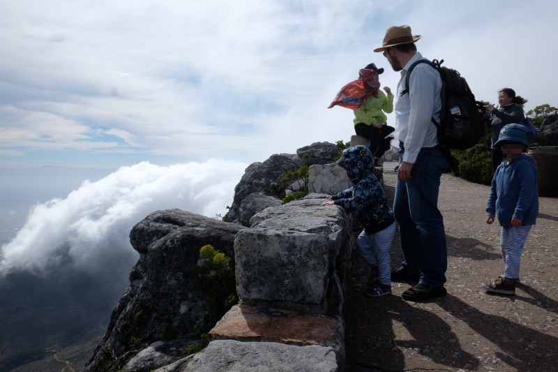 Sudafrika-Kapstadt-Tafelberg-mit-Kindern-oben
